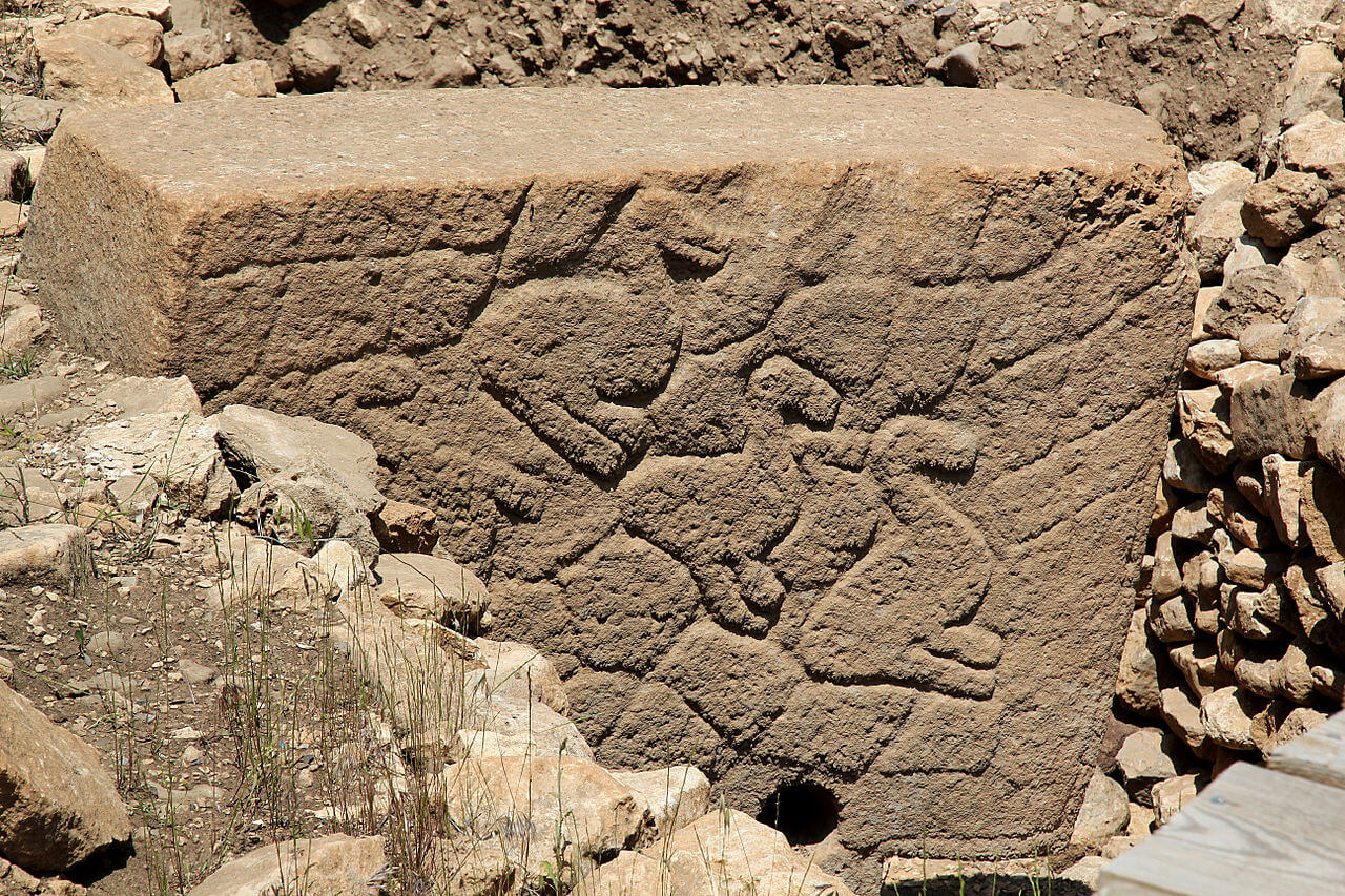 vultures/birds head relief stone pillar